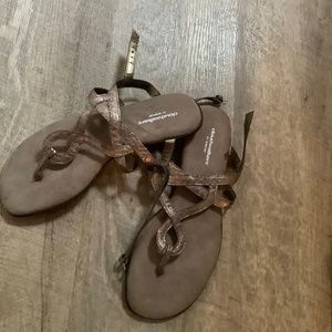 Cloudwalkers by Avenue strappy flat sandals  wide width size 9:
